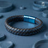 Kunstvoll in Szene gesetztes Uniqal SKY Lederarmband in Schwarz-Blau – harmonische Farbwelt, modernes Design, perfektes Lifestyle-Accessoire.